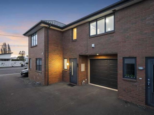 Townhouse for sale in Edgeware, Canterbury