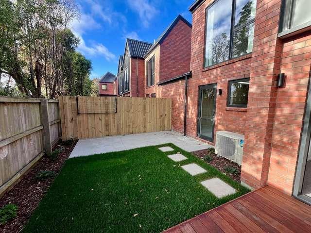 Townhouse for rent in Chaslands, Canterbury