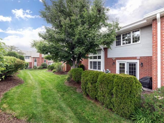 Townhouse for sale in Darien, Illinois