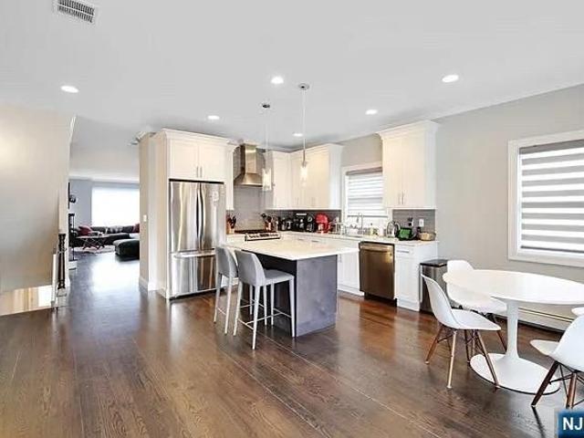 Townhouse for sale in Cliffside Park, New Jersey