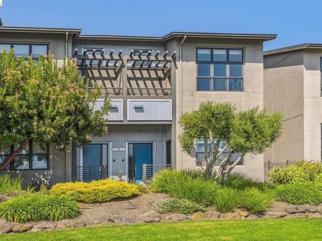 Condo for sale in Oakland, California