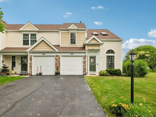 Townhouse for sale in Streamwood, Illinois