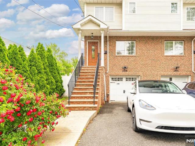 Townhouse for sale in Hackensack, New Jersey