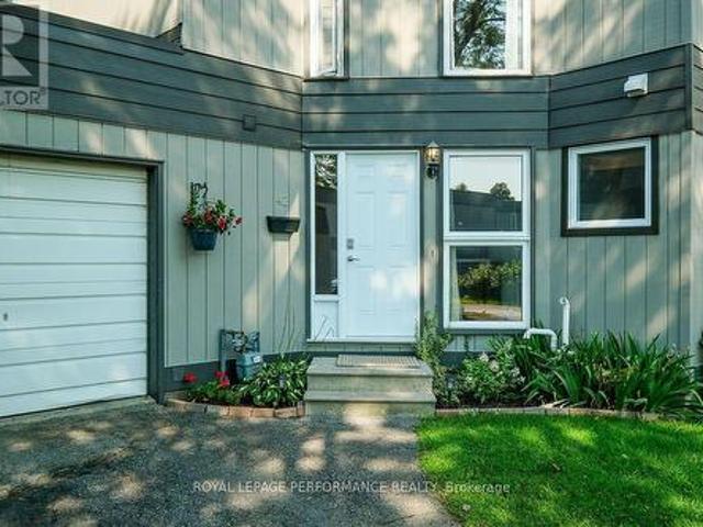 Townhouse for rent in Blackburn Hamlet, Ottawa