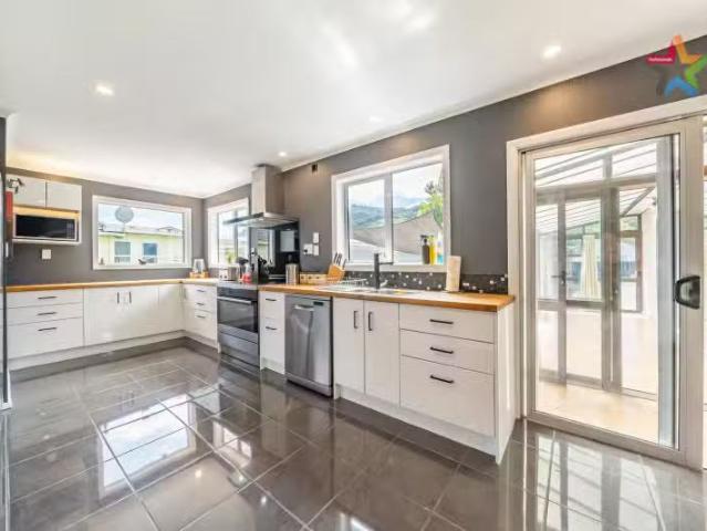 House for sale in Days Bay, Wellington