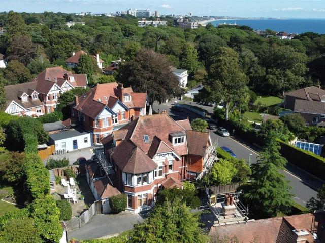 Apartment for rent in Branksome Chine, Poole