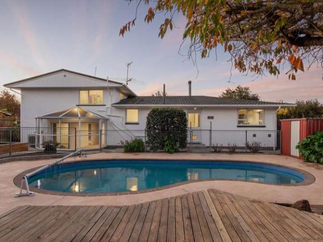 House for sale in Chaslands, Canterbury