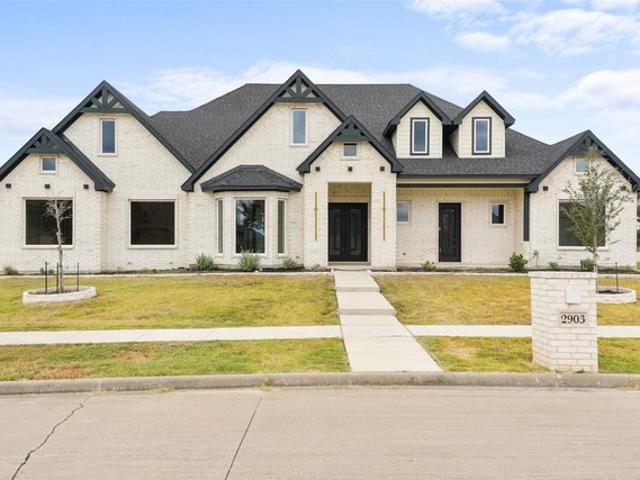 House for sale in Ennis, Ellis County