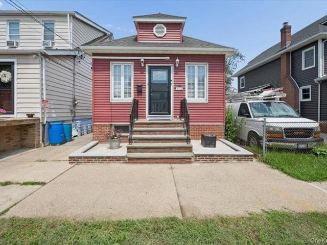 House for sale in The Bronx, Arverne