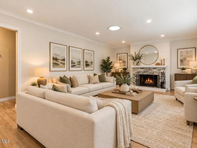 House for sale in Plaza del Sol, Simi Valley