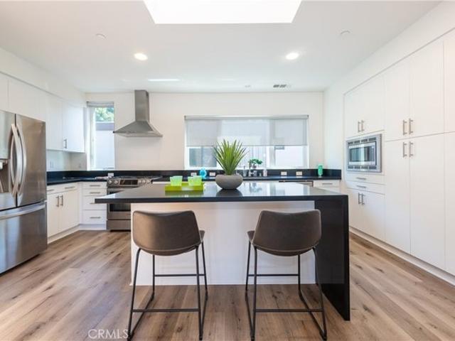 Townhouse for sale in Canoga Park, California