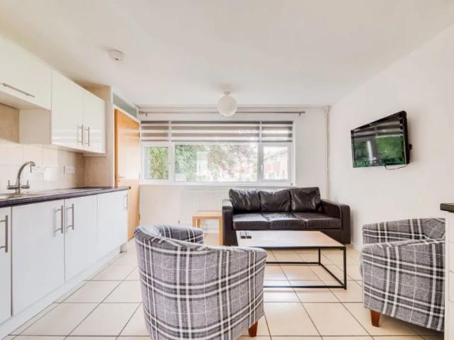 Room for rent in St. Dunstan's, The Bridge
