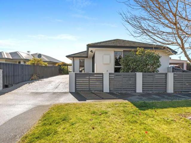 Townhouse for sale in Chaslands, Canterbury