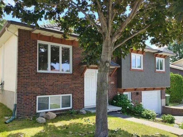 House for rent in Laval