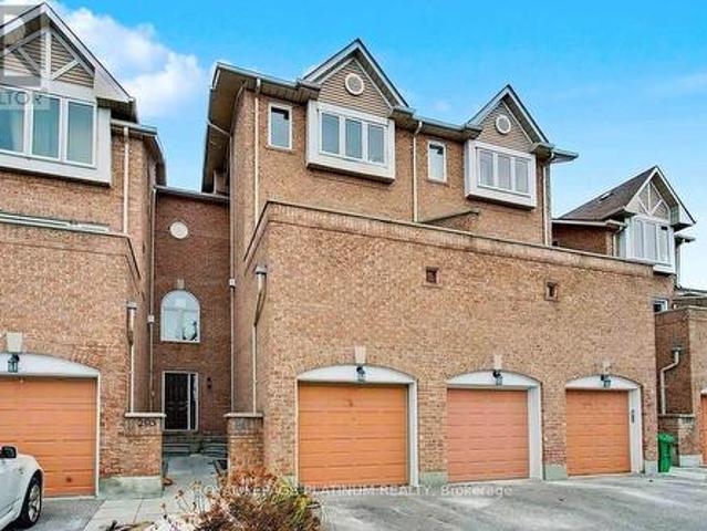 Townhouse for rent in Hurontario, Mississauga