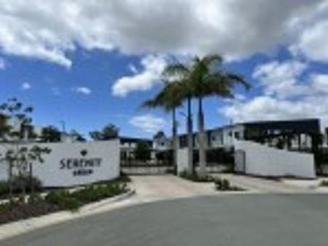 Townhouse for sale in Helensvale Town Centre