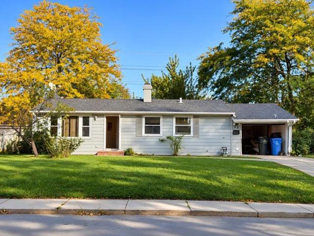 House for sale in Carpentersville, Kane County