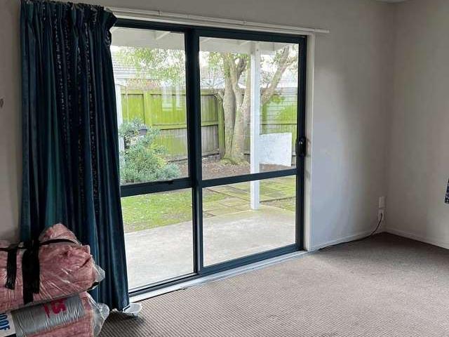 Townhouse for rent in Chaslands, Canterbury