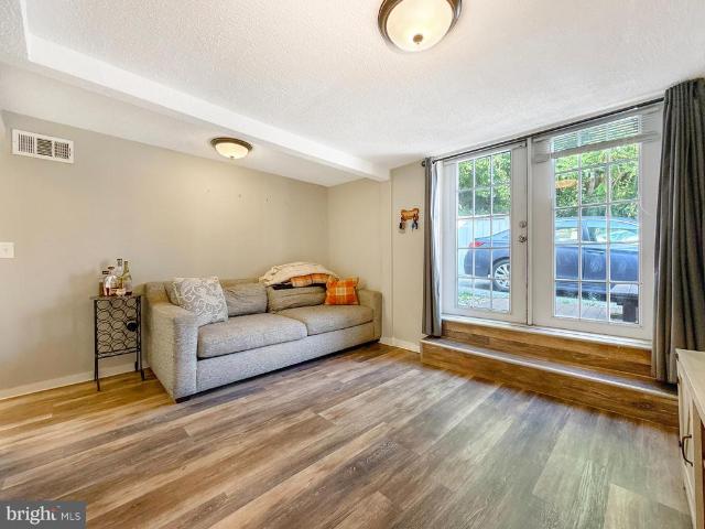 House for sale in Railroad