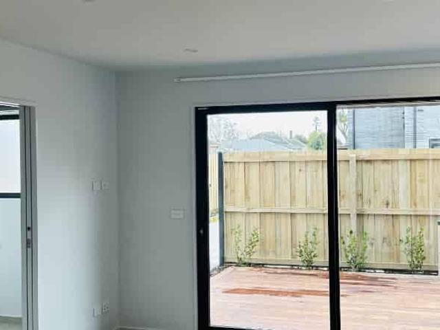 Townhouse for rent in Chaslands, Canterbury