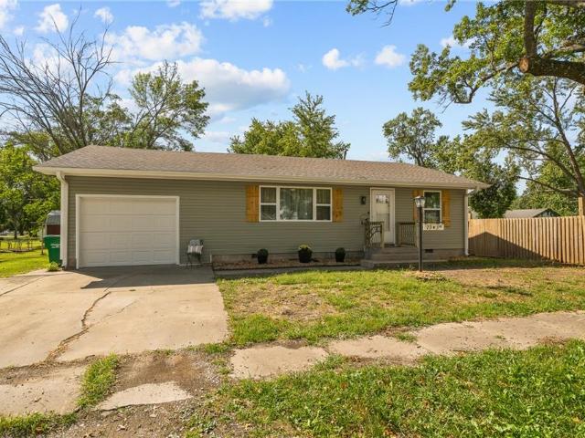 House for sale in Adrian, Bates County