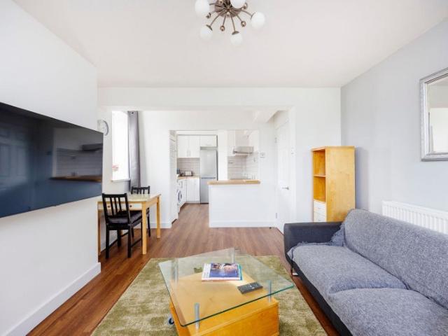 Apartment for rent in Poplar Grove, Greater London