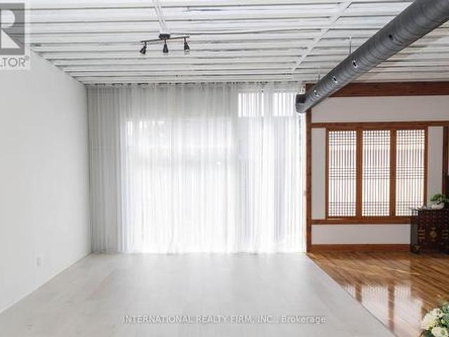 Commercial for rent in Toronto