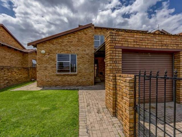 Townhouse for sale in West Rand Garden estates, Westonaria Local Municipality