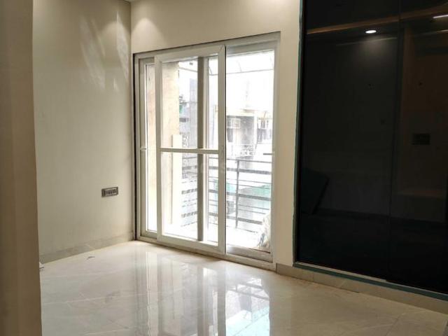 Flat for sale in North Delhi, Deri