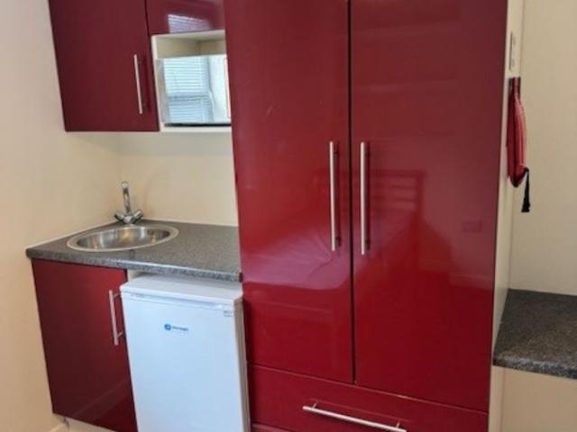 Studio for rent in Huddersfield, West Yorkshire