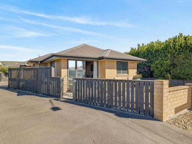 House for sale in Chaslands, Canterbury