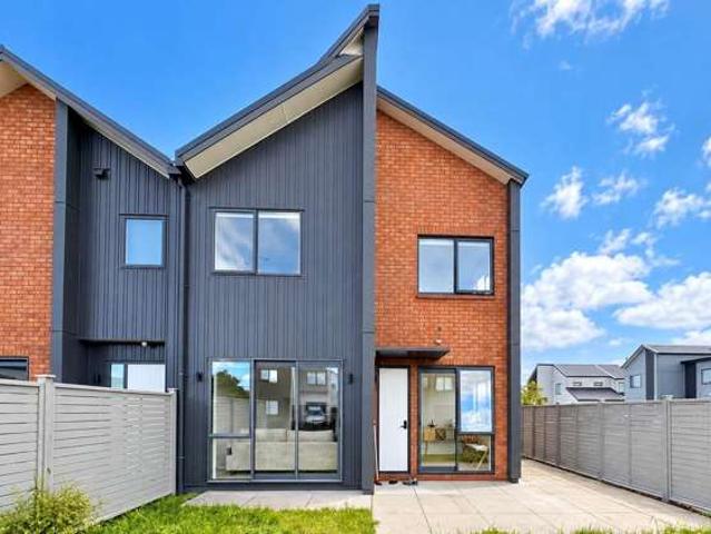 Townhouse for rent in Rosehill, Papakura