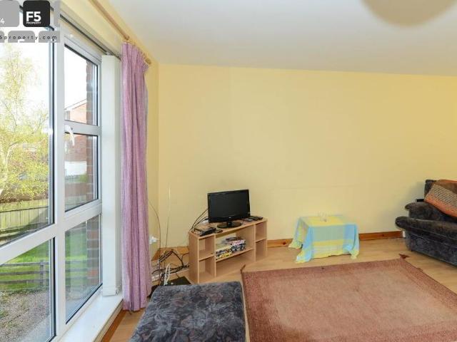 Townhouse for rent in Willowfield, Northern Ireland
