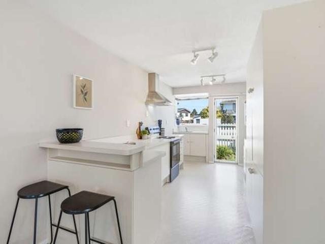 Apartment for sale in Chaslands, Canterbury