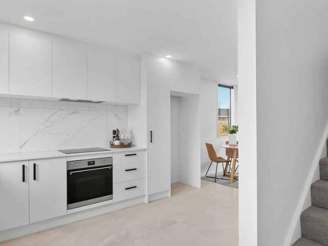 Townhouse for rent in Chaslands, Canterbury