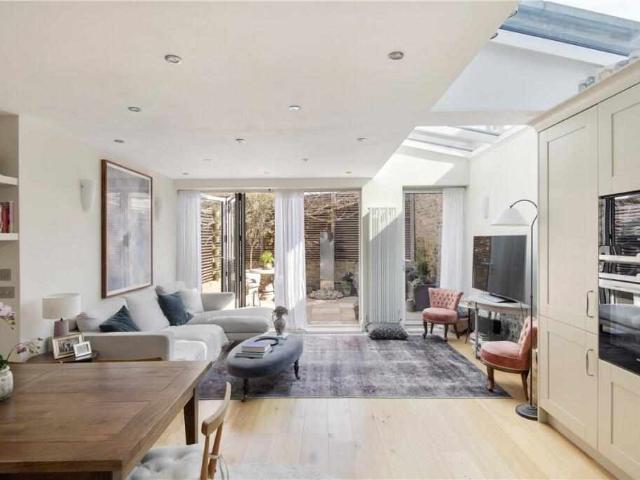 Apartment for sale in SW11, London
