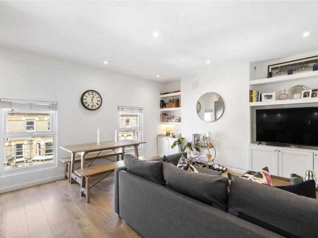 Apartment for sale in SW11, London
