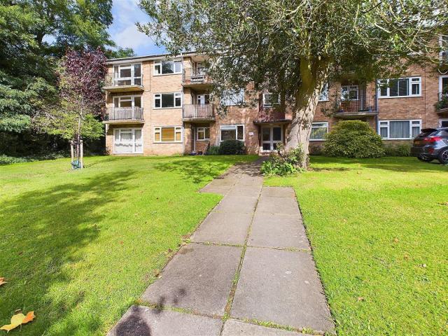 Apartment for rent in Hampton Hill, Greater London