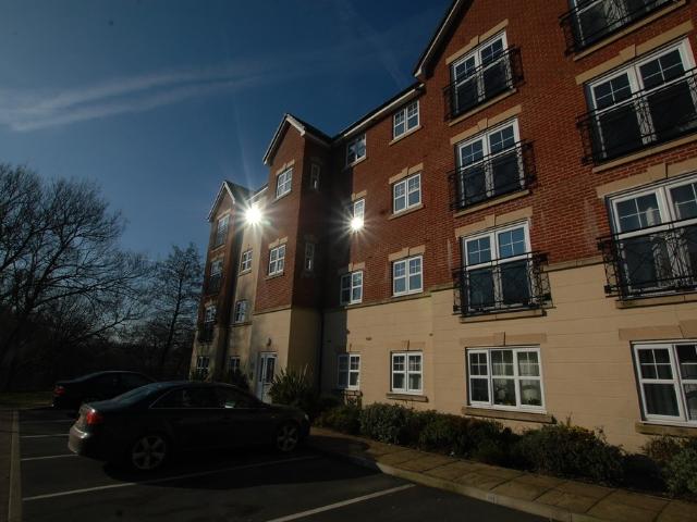 Apartment for rent in Brownlow Fold, Lee Bank