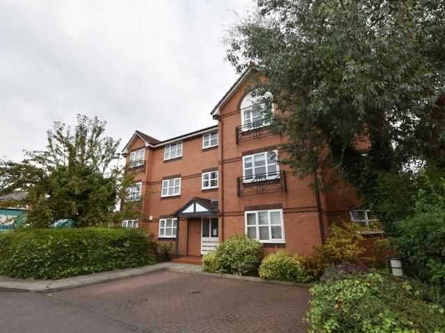 Apartment for rent in Roe Green, Salford