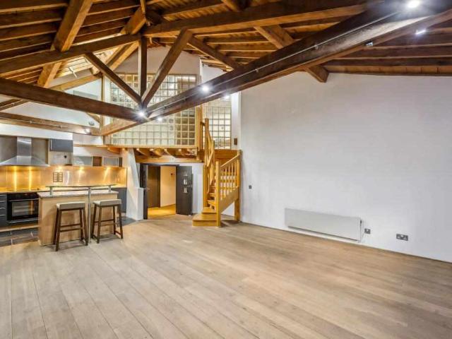 Apartment for sale in E14, London