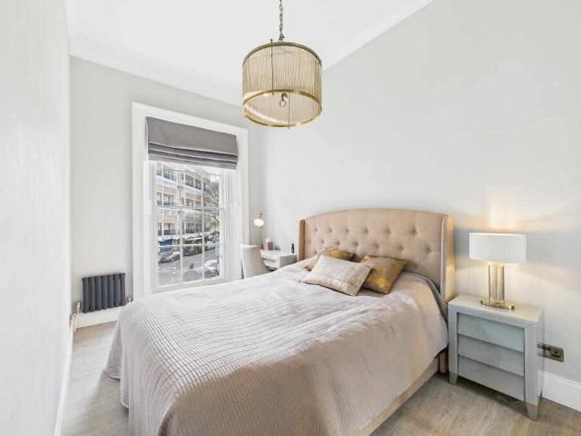 Apartment for sale in SW1V, London