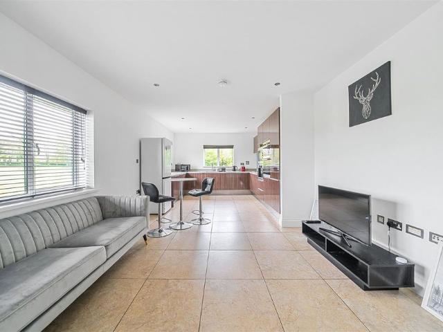 Room for rent in Connaught Park, Bushey