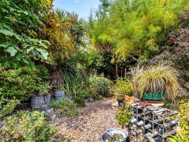 Apartment for sale in N22, London