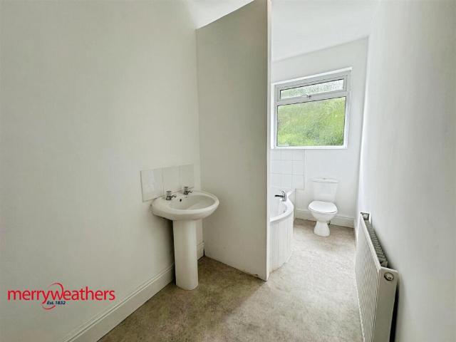 Terraced House for rent in Greasbrough, Bradgate