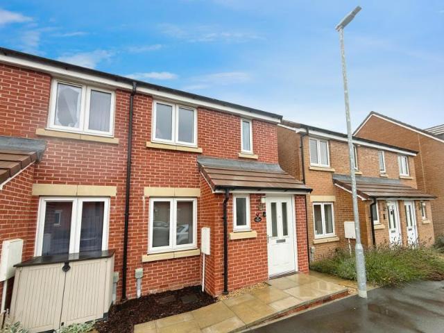 Terraced House for rent in Hallen, Mooreland Grove