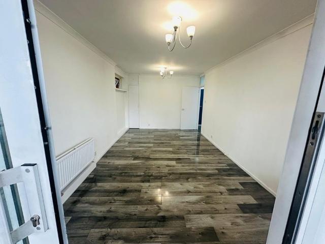 Apartment for rent in Poplar Grove, Greater London