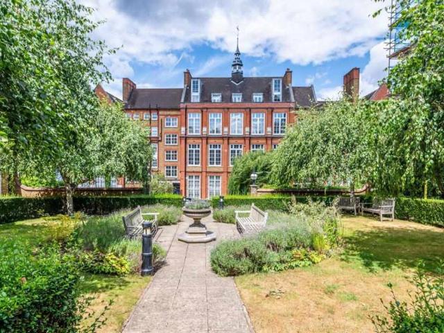 Flat for sale in SW11, London