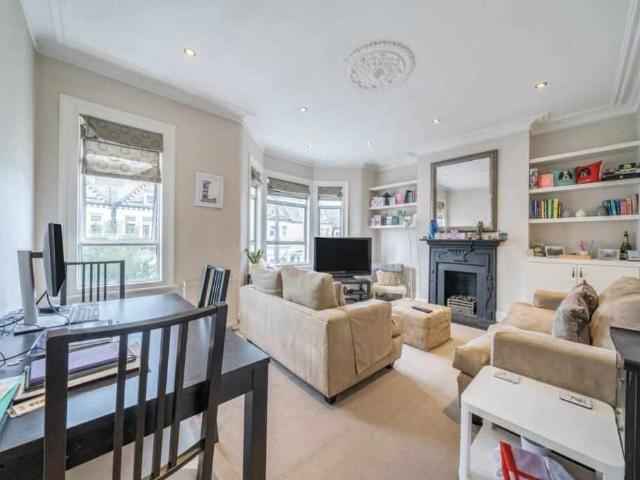 Flat for sale in SW11, London