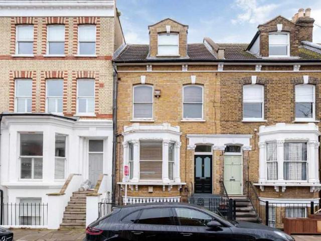 Flat for sale in SW11, London